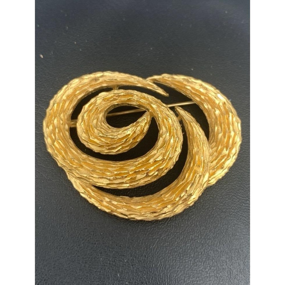 Vintage Crown Trifari Gold Tone Textured Swirl Pinwheel Brooch